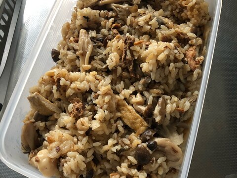 沢山のきのこと鯖缶で作る炊き込みご飯